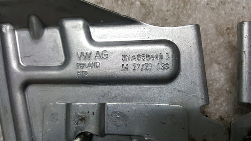 Lewy + prawy rygiel maski VW TIGUAN 5NA868449B 5NA868450B demontaż