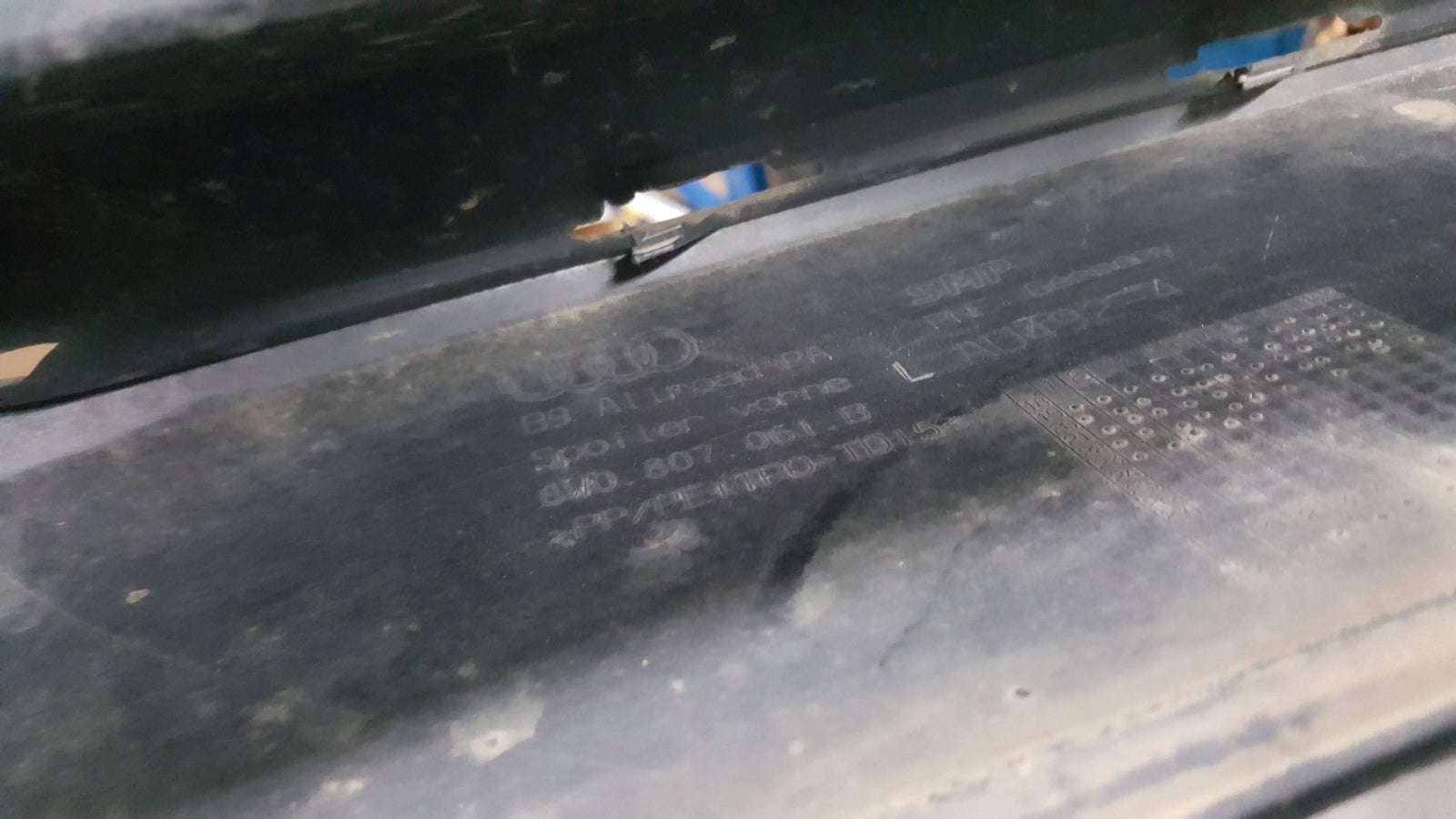 Narożnik listwa zderzaka lewy przód AUDI A4 (B9) ALLROAD 8W0807061B