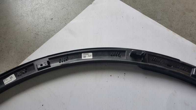Listwa błotnika prawy przód VW TOUAREG 3 760853718A demontaż