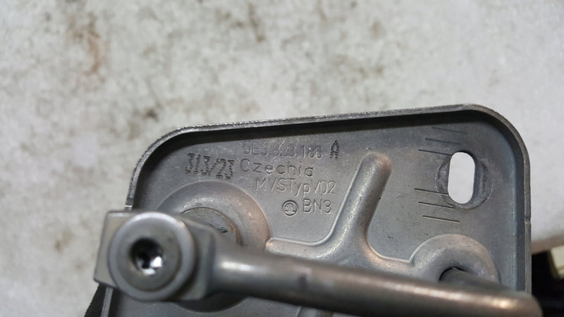 Rygiel zamek maski prawa strona SKODA OCTAVIA 5E3823186A demontaż