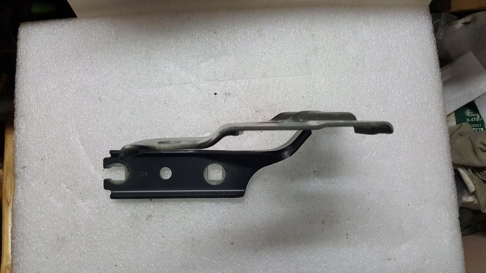 Lewy zawiasy maski VW CADDY 2K7823301B demontaż