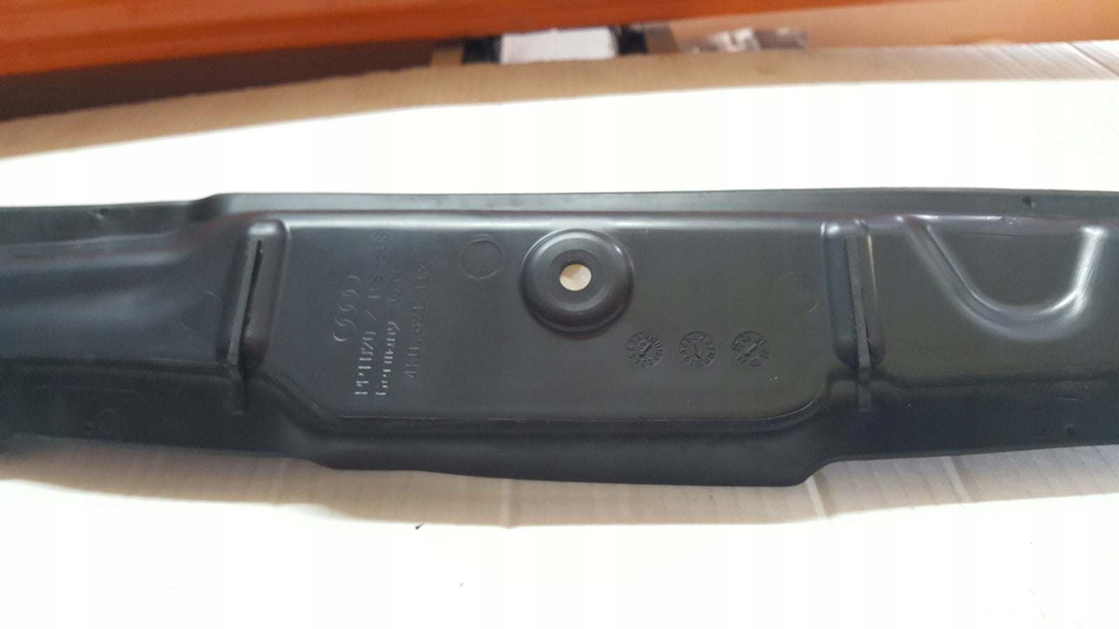 NOWA ORYGINALNA osłona błotnika prawy przód AUDI A6 (C8) 4K0821112