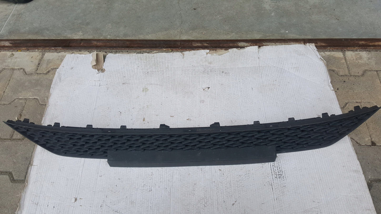 Środkowa kratka zderzaka przedniego SKODA OCTAVIA RS 5E3853677B demontaż