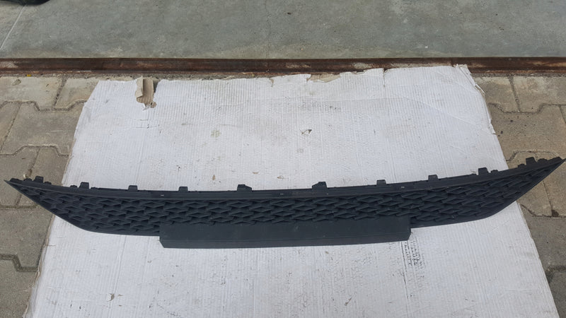 Środkowa kratka zderzaka przedniego SKODA OCTAVIA RS 5E3853677B demontaż