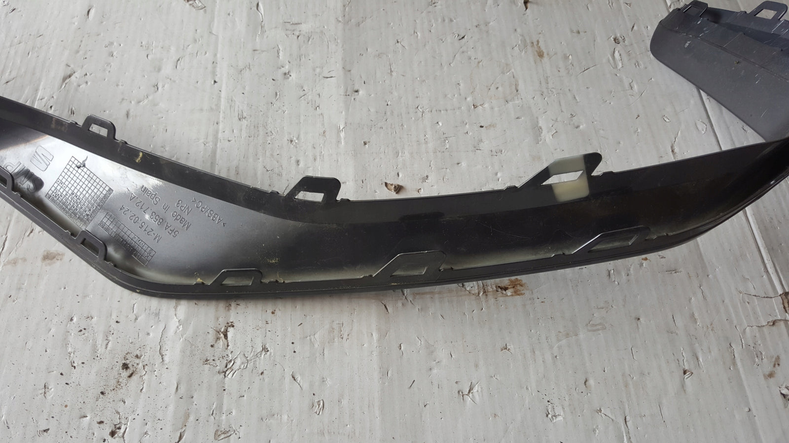 Listwa zderzaka przedniego prawa strona SEAT LEON 5FA853712A demontaż