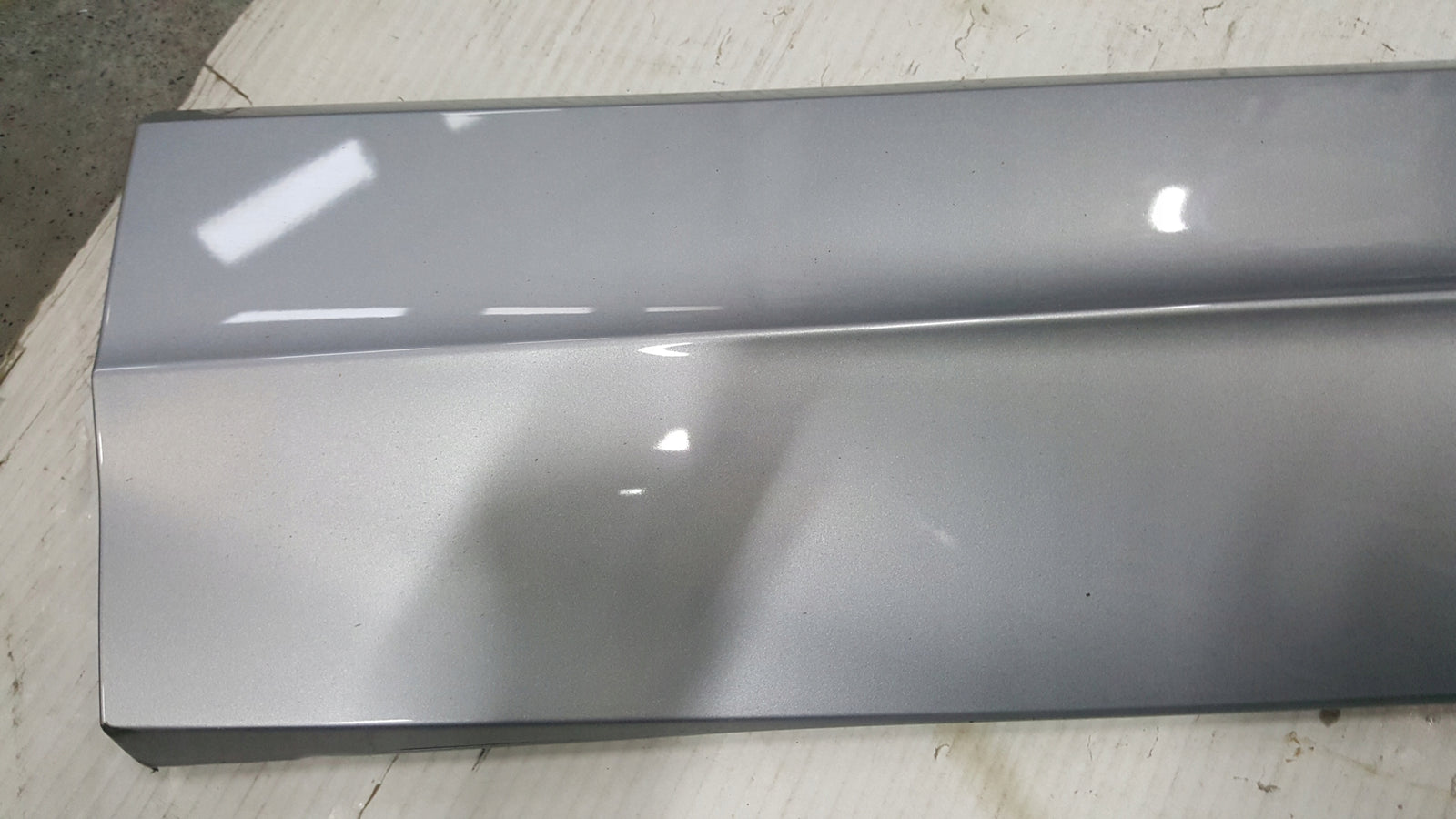Listwa drzwi lewy przód VW TOUAREG III 760854939D demontaż