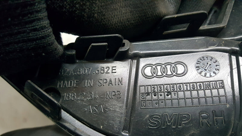 Kratka zderzaka przedniego prawa strona AUDI A1 82A807682E demontaż