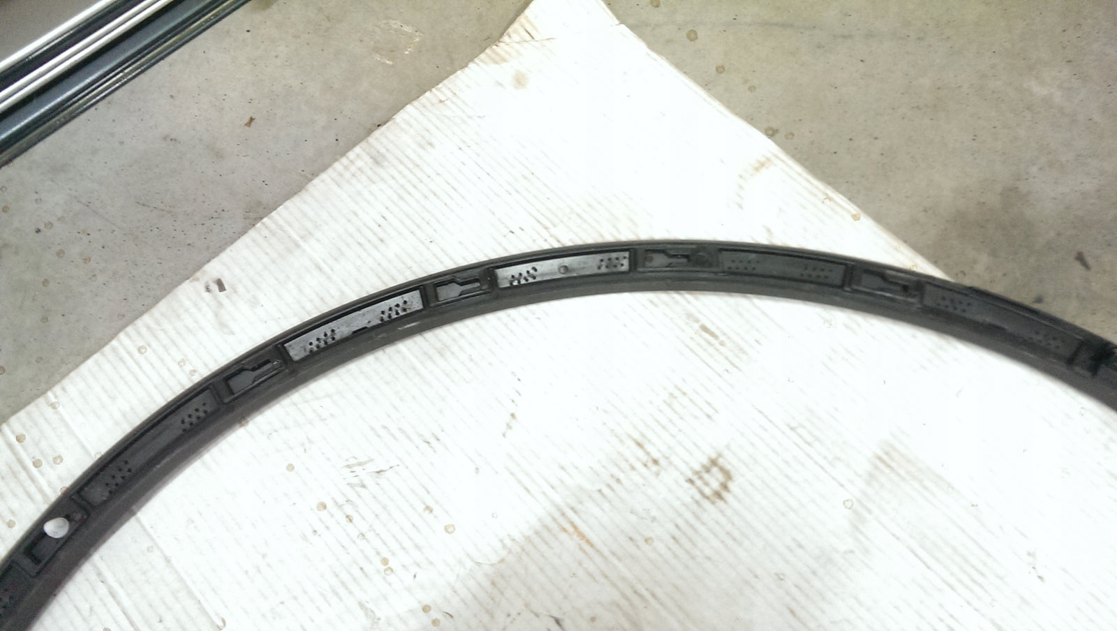 Listwa błotnika lewy przód VW TOUAREG 3 760853717