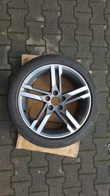 AUDI A4 B9 8W0 FELGA 8W0601025 M 8JX18 ET40 z oponą Pirelli 245/40 R18 lato