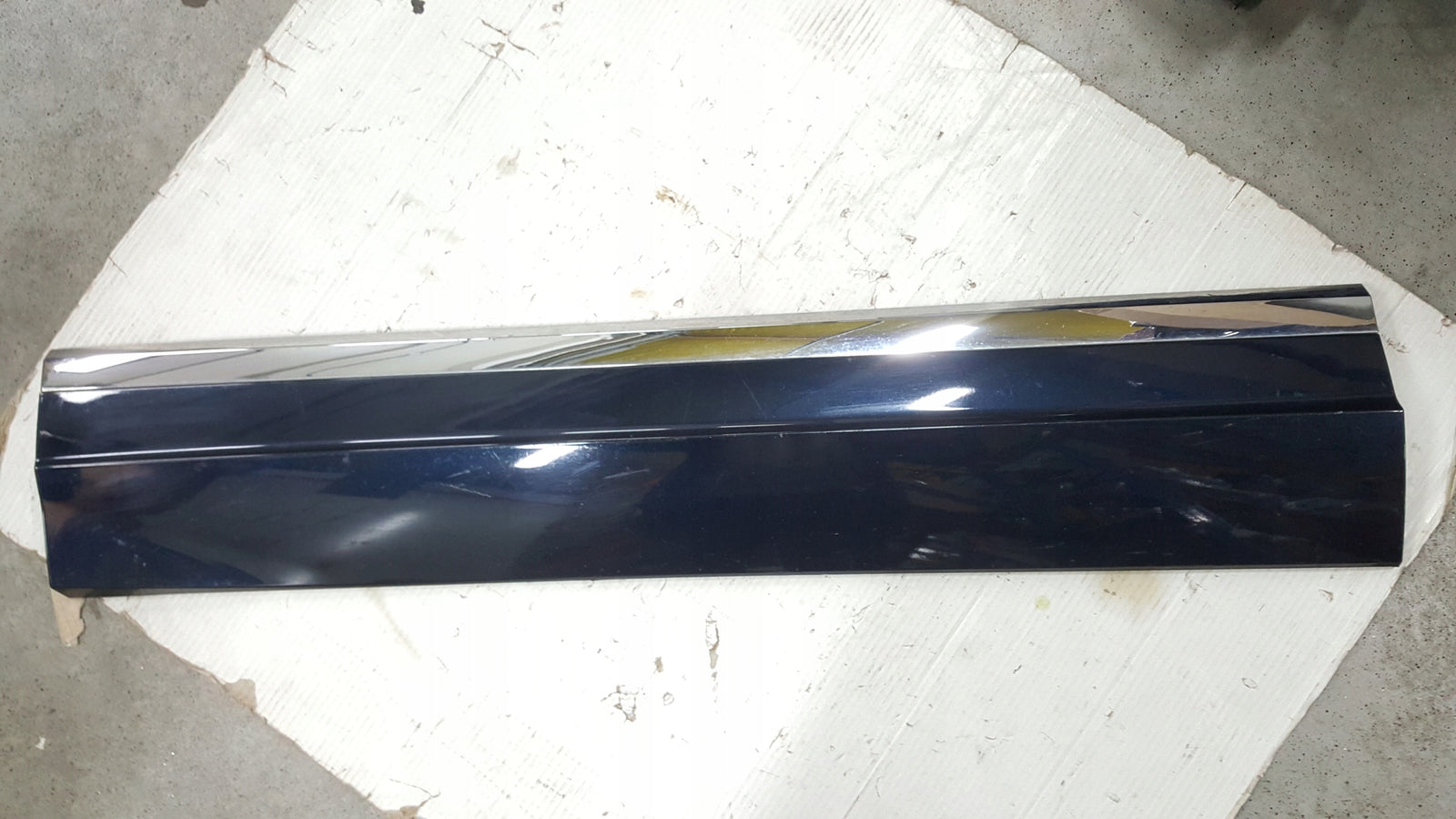 Listwa drzwi lewy przód VW TOUAREG III 760854939E demontaż