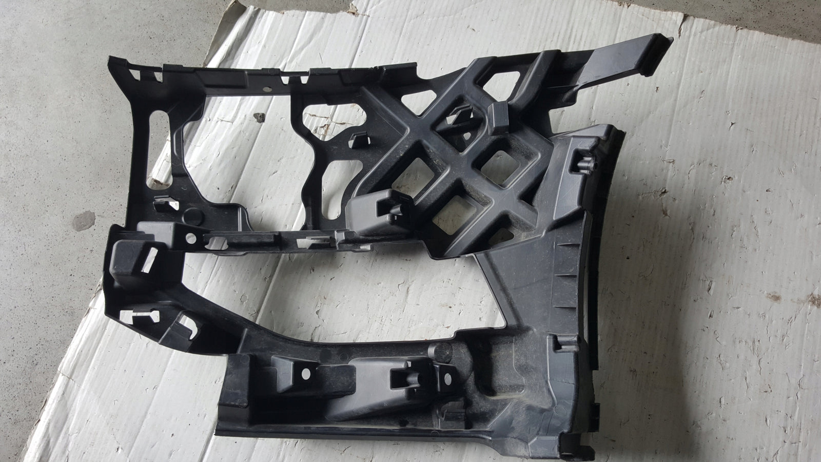Ślizgi zderzaka przedniego VW GOLF VII 5G0807723F 5G0807724F demontaż