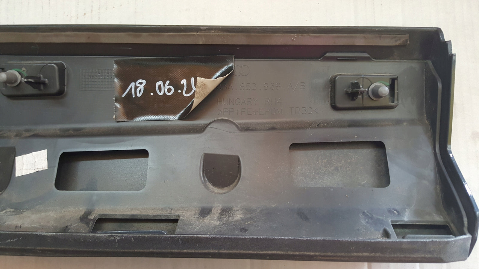 Listwa drzwi lewy tył AUDI Q3 II 83A853969A/B
