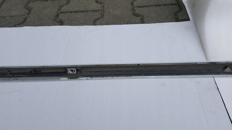Listwa progowa prawa strona AUDI A4 (B9) 8W0853932A demontaż