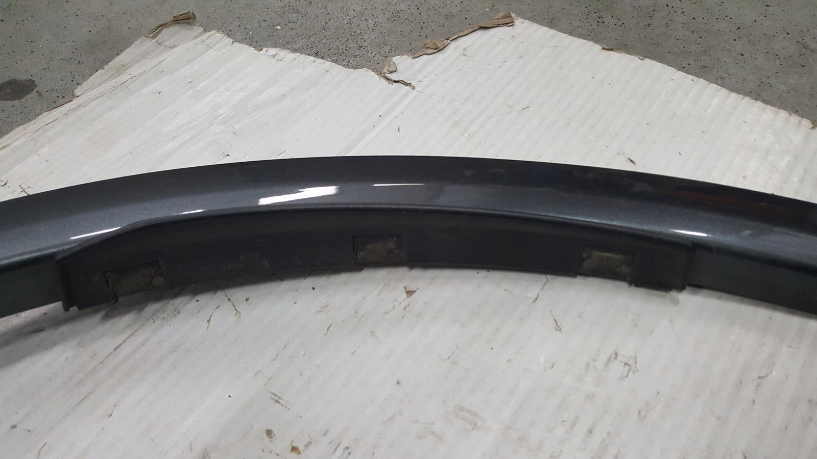 Listwa błotnika prawy tył AUDI Q5 80A853818B demontaż