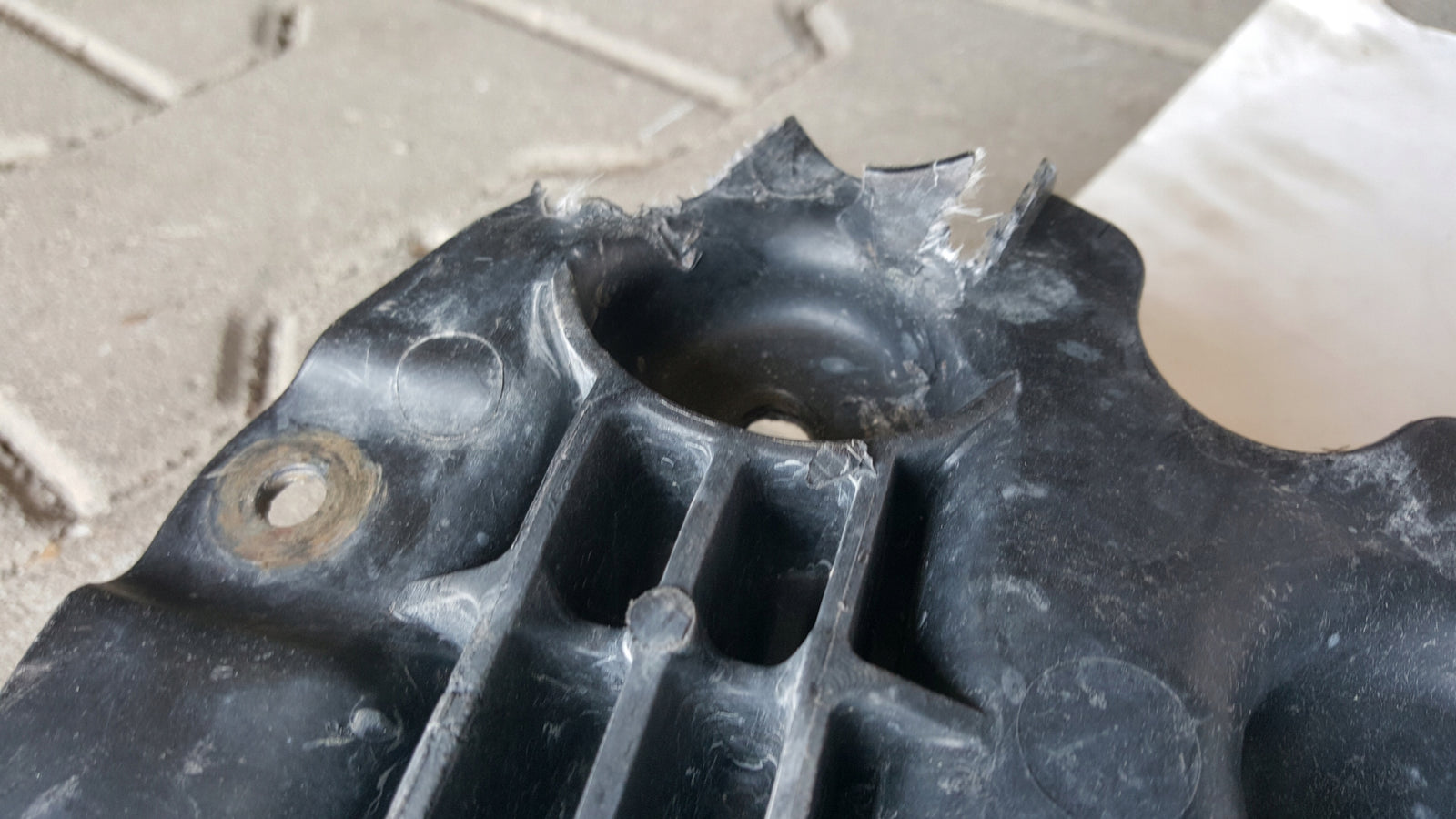 Osłona płyta pod silnik AUDI A4 B9 8W 8W0863821B demontaż