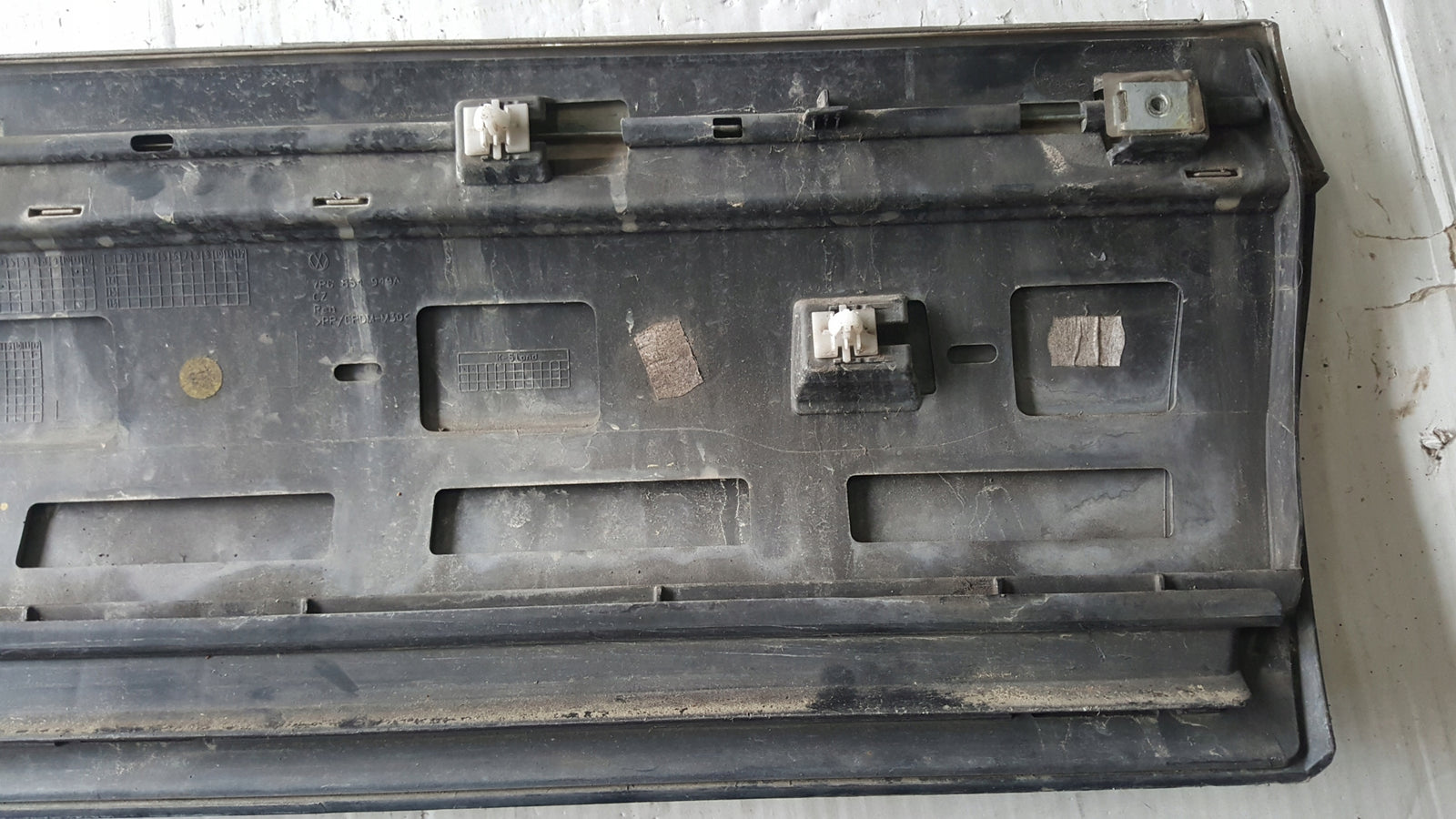 Listwa drzwi lewy tył-- VW TOUAREG 7P6854949A demontaż