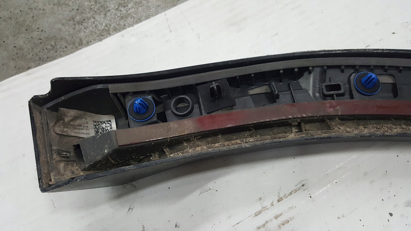 Listwa błotnika prawy tył AUDI Q2 81A853818A