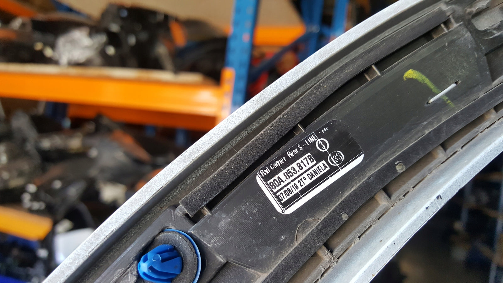 Listwa błotnika lewy tył AUDI Q5 80A853817B demontaż