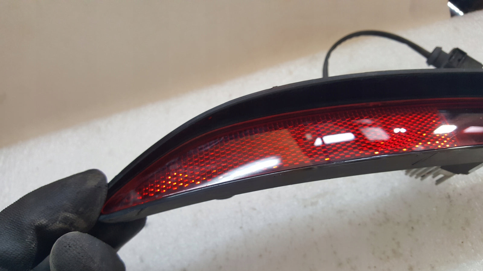 Lampka LED odblask zderzaka tylnego lewa strona VW ID.3 10B945701 demontaż