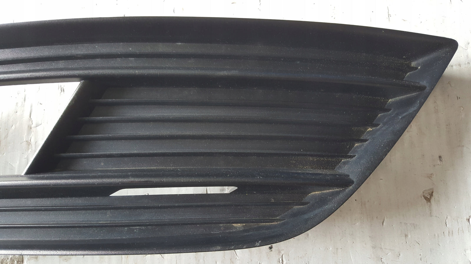 Kratka zderzaka prawy przód AUDI A4 (B8) 8K0807682K demontaż