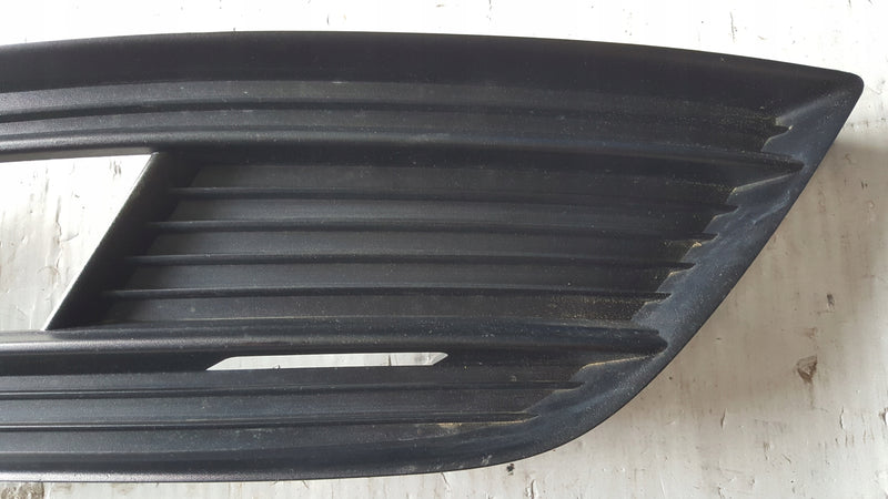 Kratka zderzaka prawy przód AUDI A4 (B8) 8K0807682K demontaż