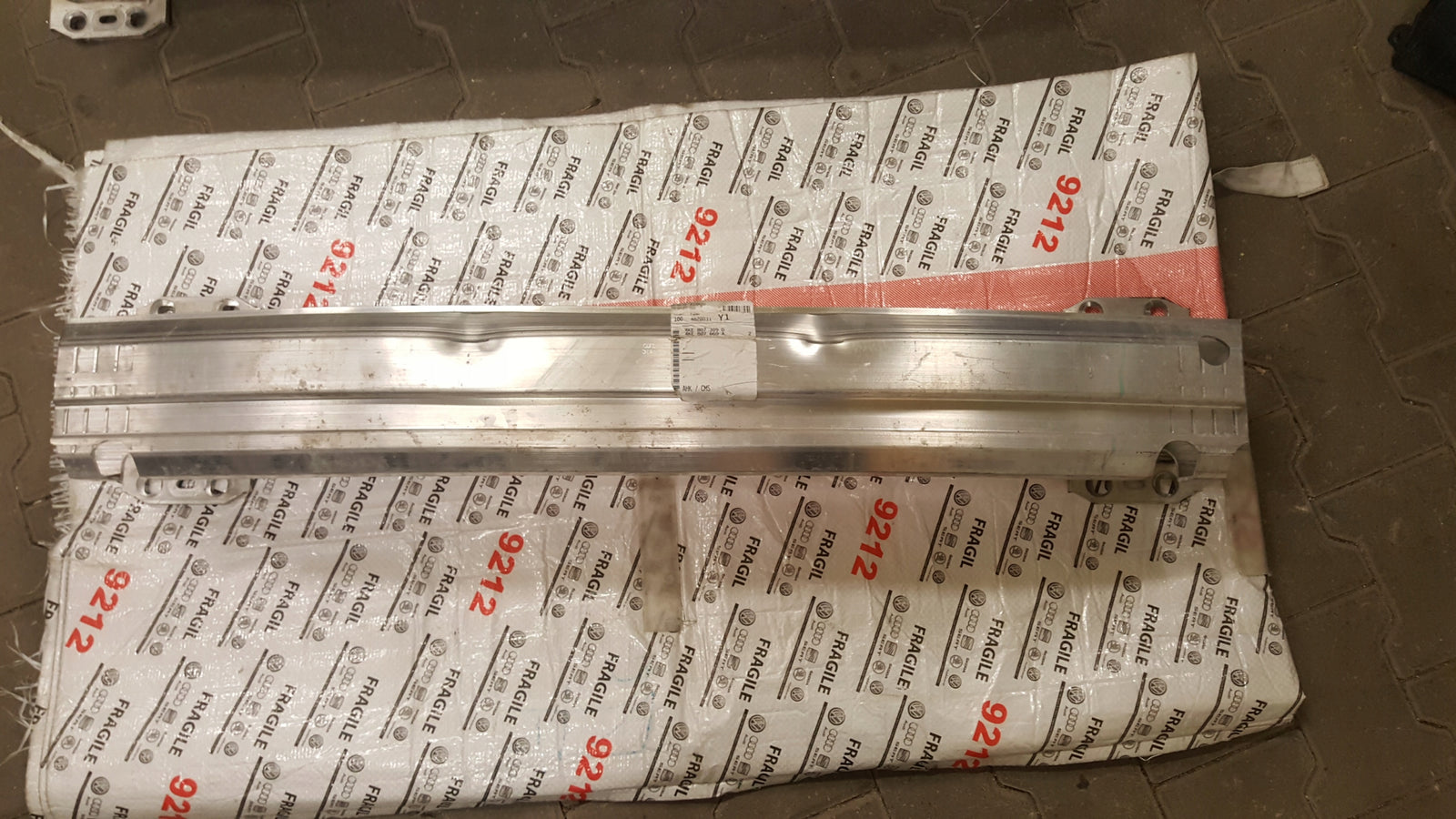 BELKA ZDERZAKA TYŁ WZMOCNIENIE AUDI E-TRON 4KE 4KE807309D 4KE807669A