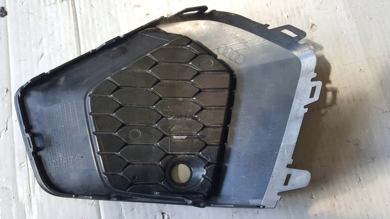 Kratka zderzaka przedniego lewa strona AUDI A3 8Y0807681A demontaż