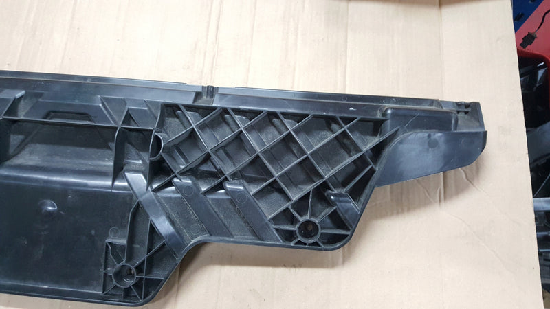 AUDI Q7 4M ŚLIZG ZDERZAKA ŚRODKOWY TYŁ TYLNY MOCOWANIE UCHWYT 4M0807329
