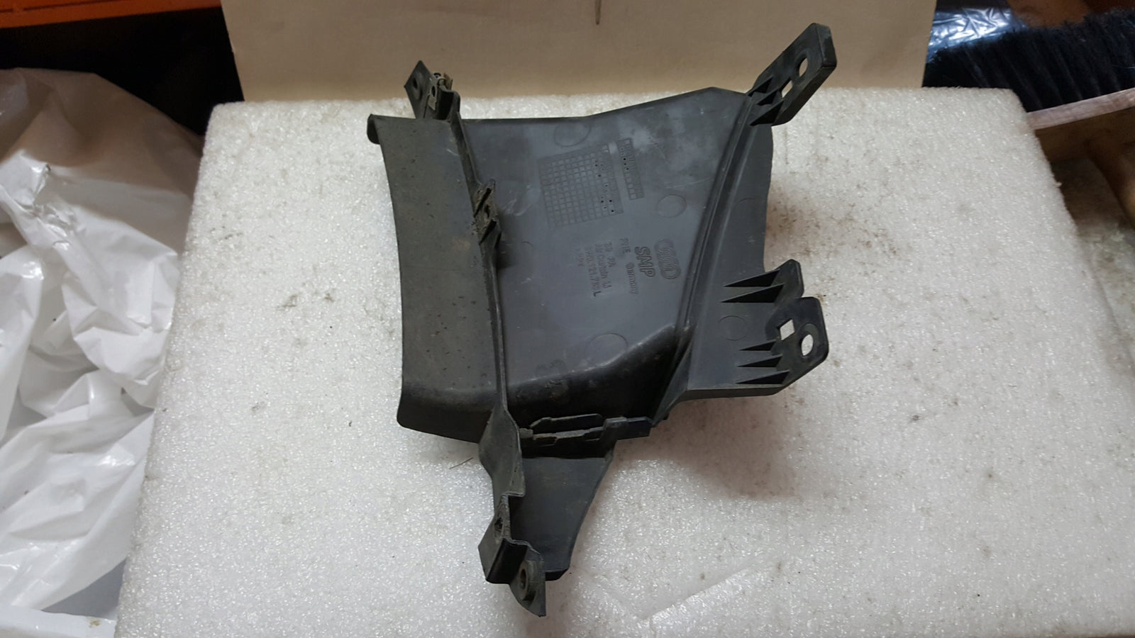 Kierownica powietrza lewy przód AUDI A4 (B9) 8W0121763L 8W0121763G demontaż