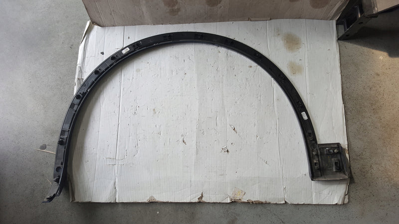 Listwa błotnika prawy przód AUDI Q5 80A853718F demontaż