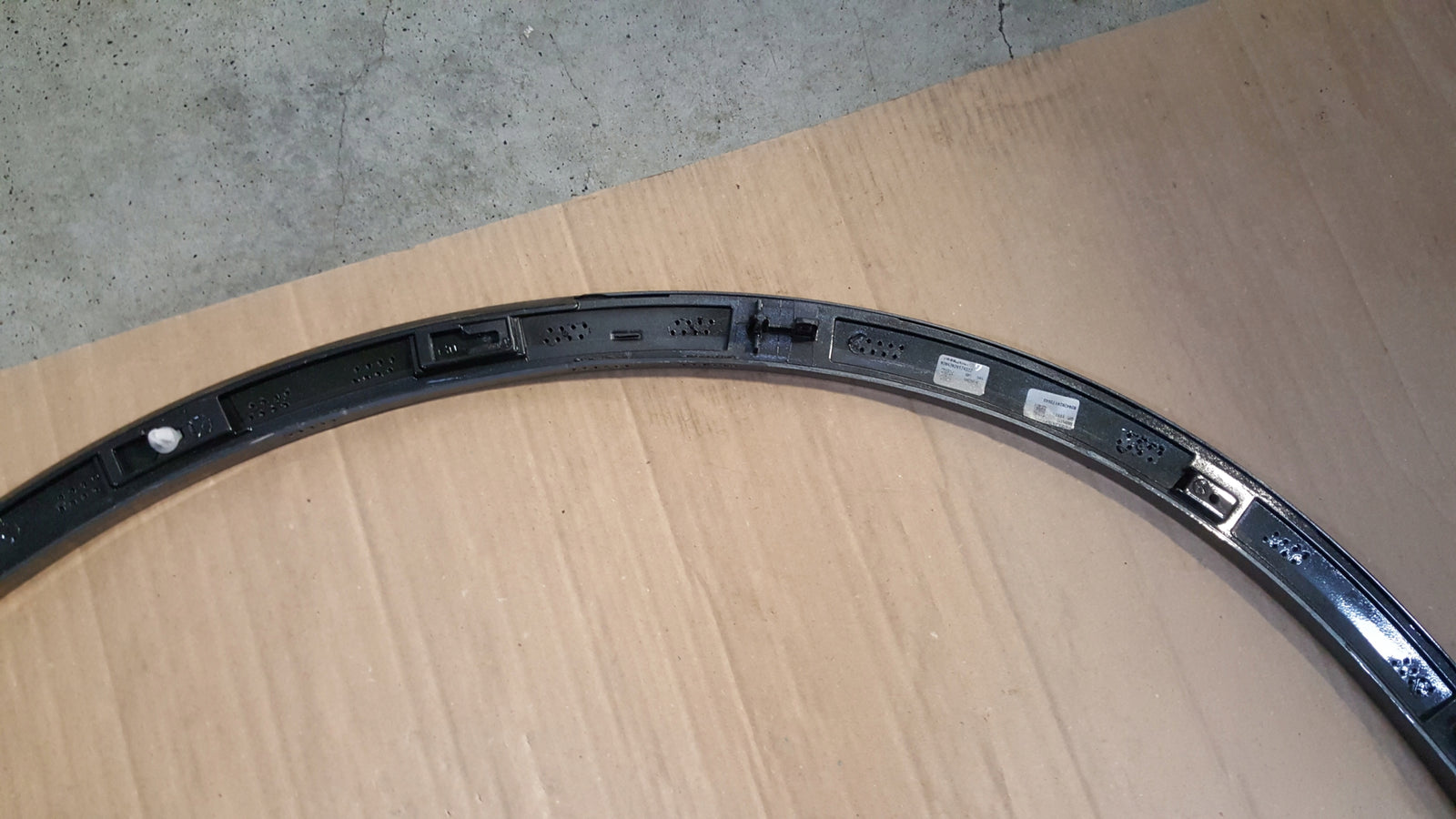 VW TOUAREG III 18R- LISTWA BŁOTNIKA PRAWA TYŁ 760853818C