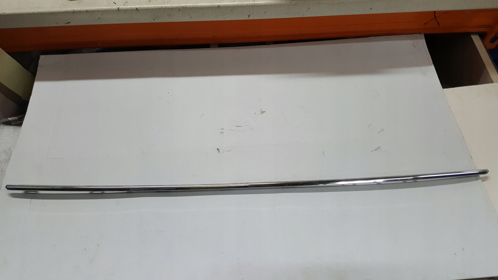 Listwa chrom zderzaka tylnego VW GOLF VII GOLF SPORTSVAN 5G6853333 demontaż