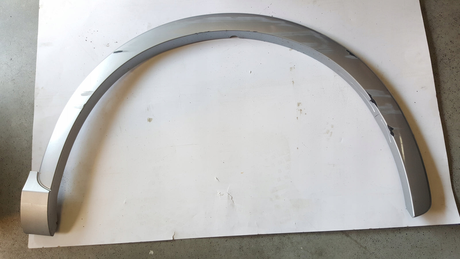 Listwa błotnika prawy przód AUDI Q3 8U0853718A demontaż