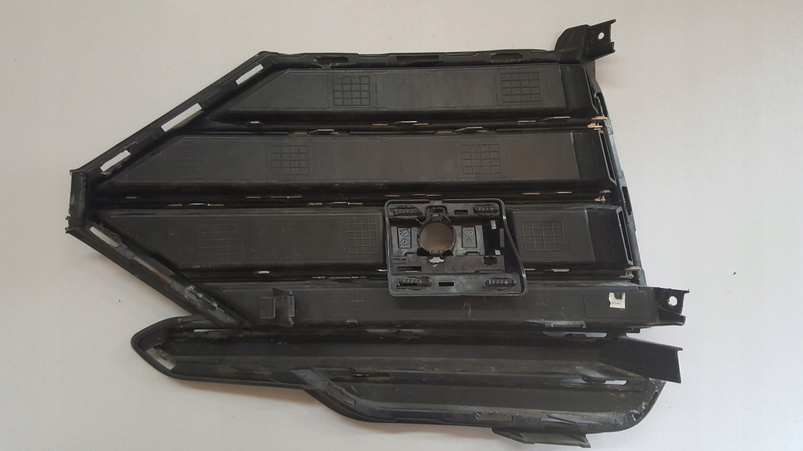 Kratka zderzaka prawy przód VW TOUAREG III 760853666C demontaż