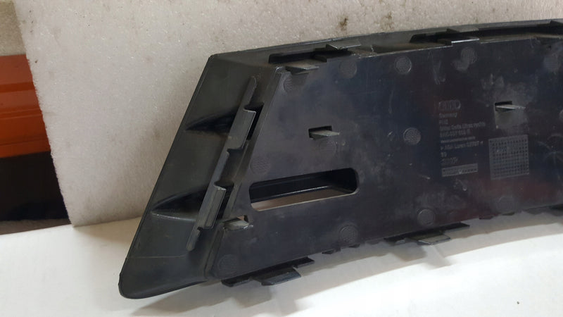 Kratka zderzaka przedniego prawa strona AUDI A4 (B9) 8W0807682R demontaż