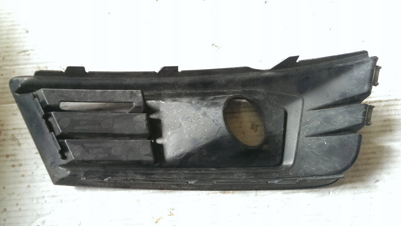 Kratka zderzaka lewy przód AUDI A4 B9 8W0807681C