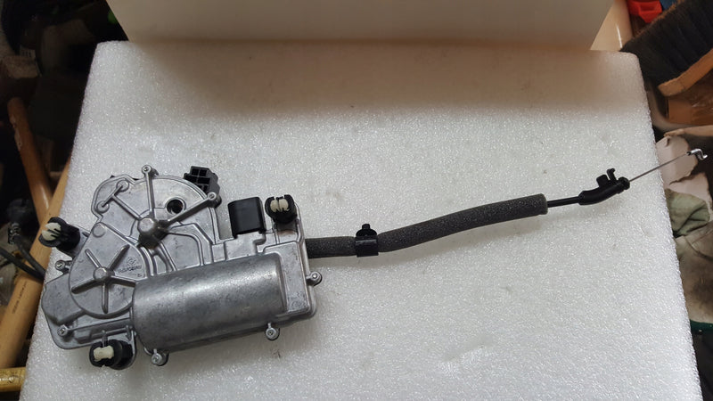 Dociąg klapy AUDI A3 RS6 RS7 SEAT LEON 3V5827887C demontaż