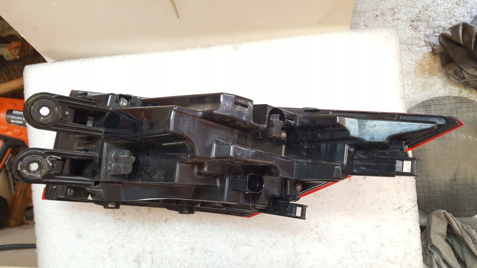 Tylna lewa lampa LED-- SKODA ENYAQ 5LA945207A demontaż