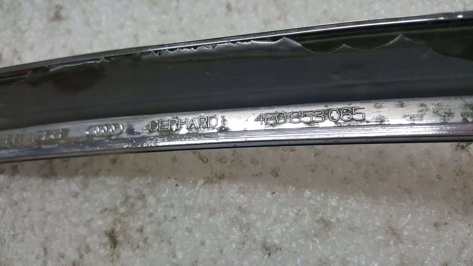 AUDI A6 C6 LIFT 08- OZDOBNA LISTWA CHROM ZDERZAKA PRZÓD LEWA 4F0853065