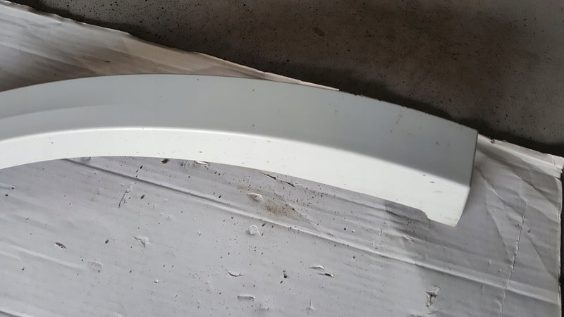 Listwa błotnika prawy tył VW TOUAREG 3 760853818D