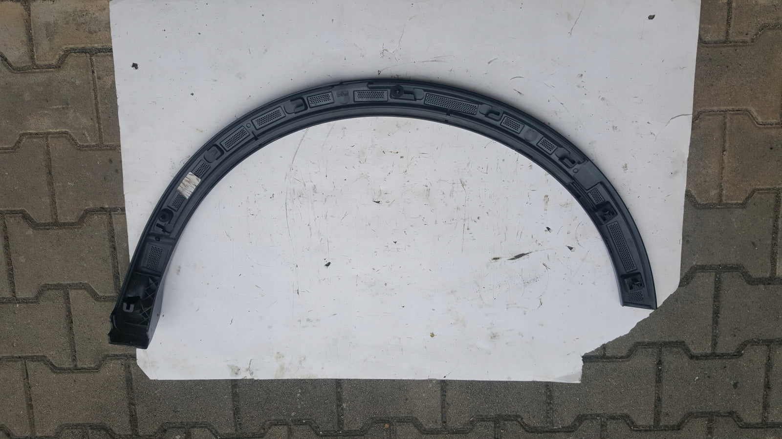 Listwa błotnika prawy tył AUDI Q3 83A853818B demontaż