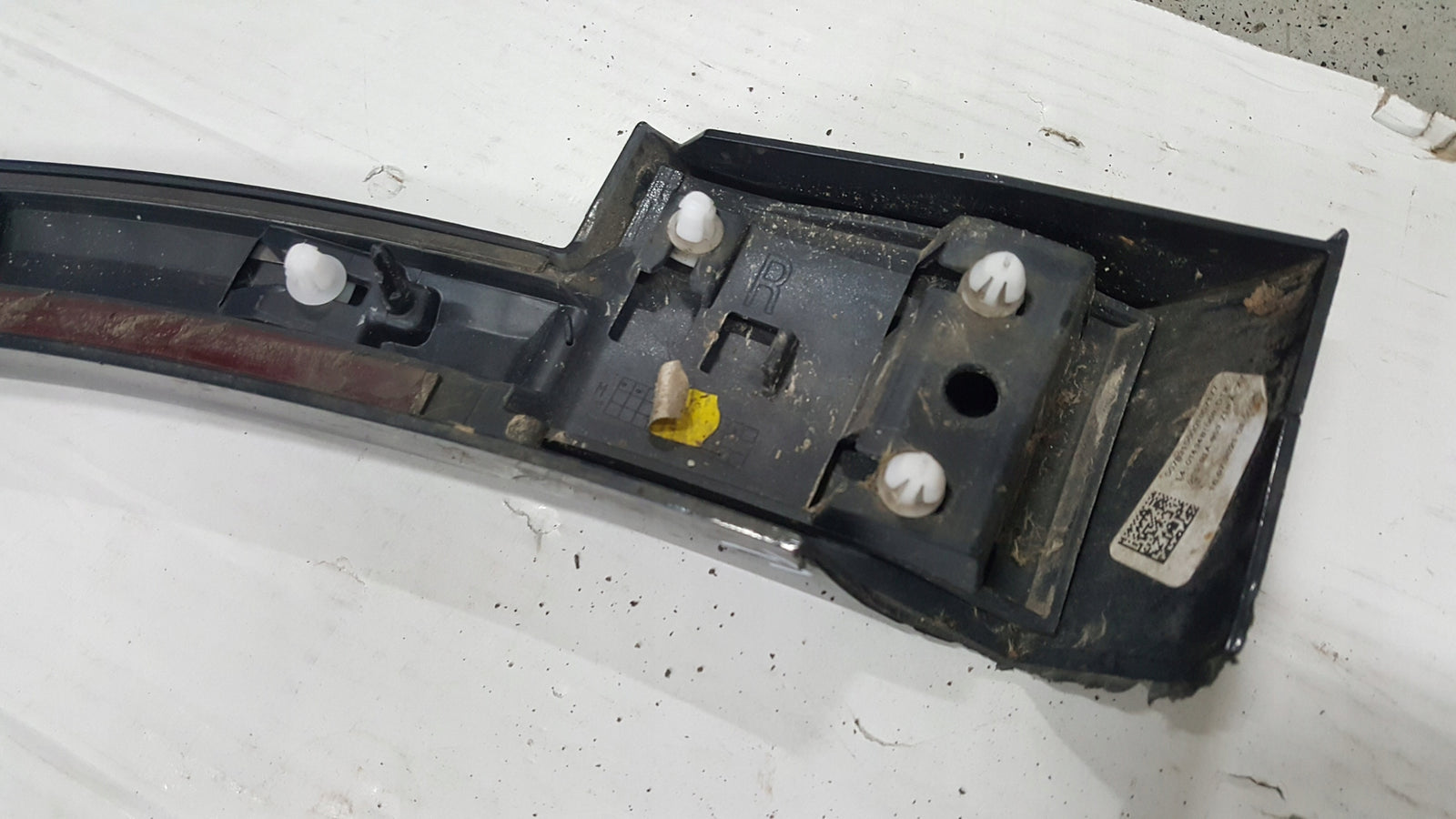 Listwa błotnika prawy przód AUDI Q2 81A853718A