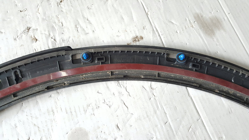 Listwa błotnika prawy tył AUDI Q2 81A853818A