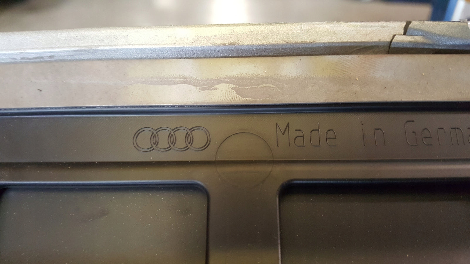 Listwa drzwi lewy tył AUDI Q2 81A853969A demontaż