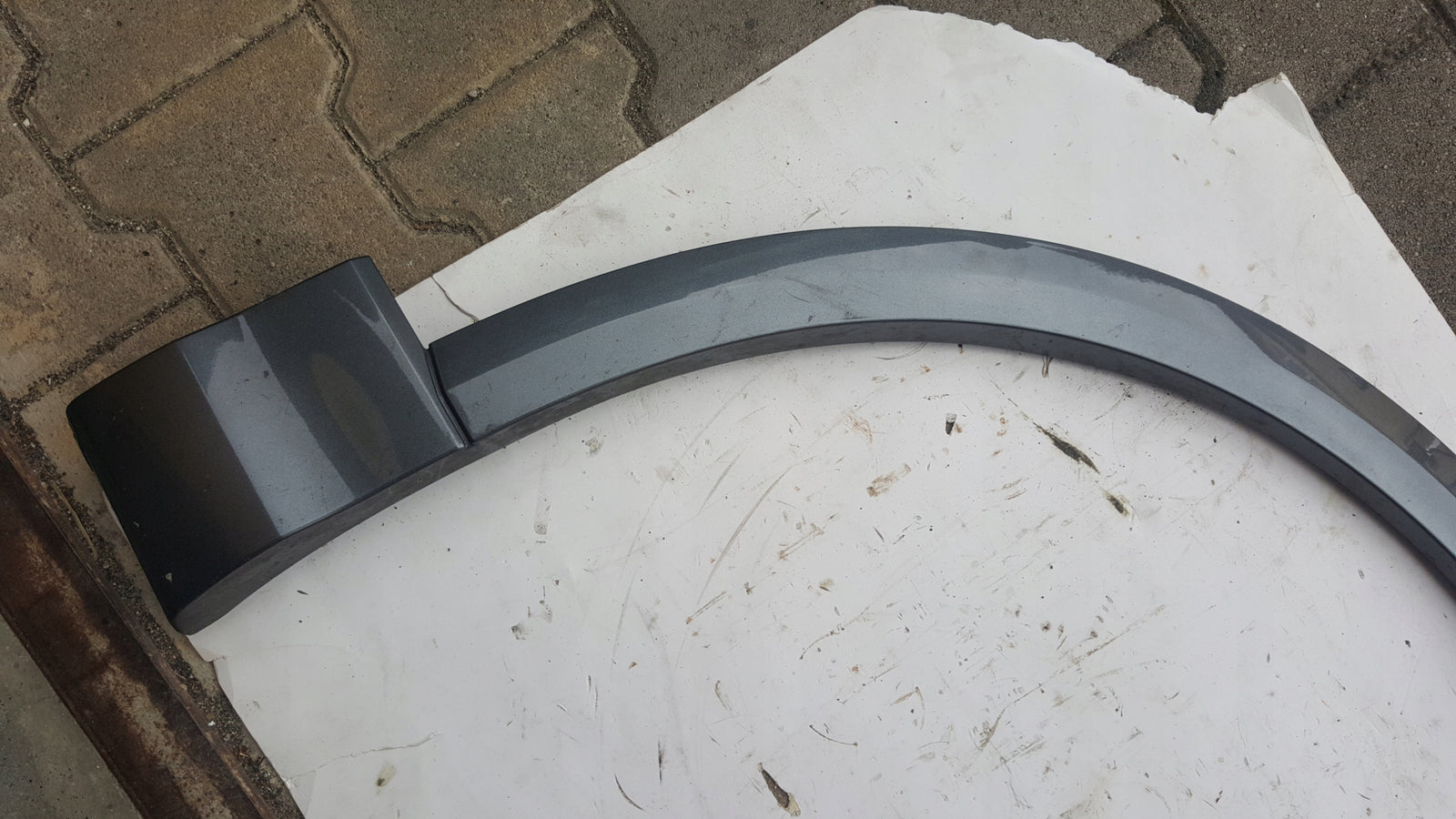 LISTWA BŁOTNIKA PRAWA PRZEDNIA AUDI Q8 4M853718B