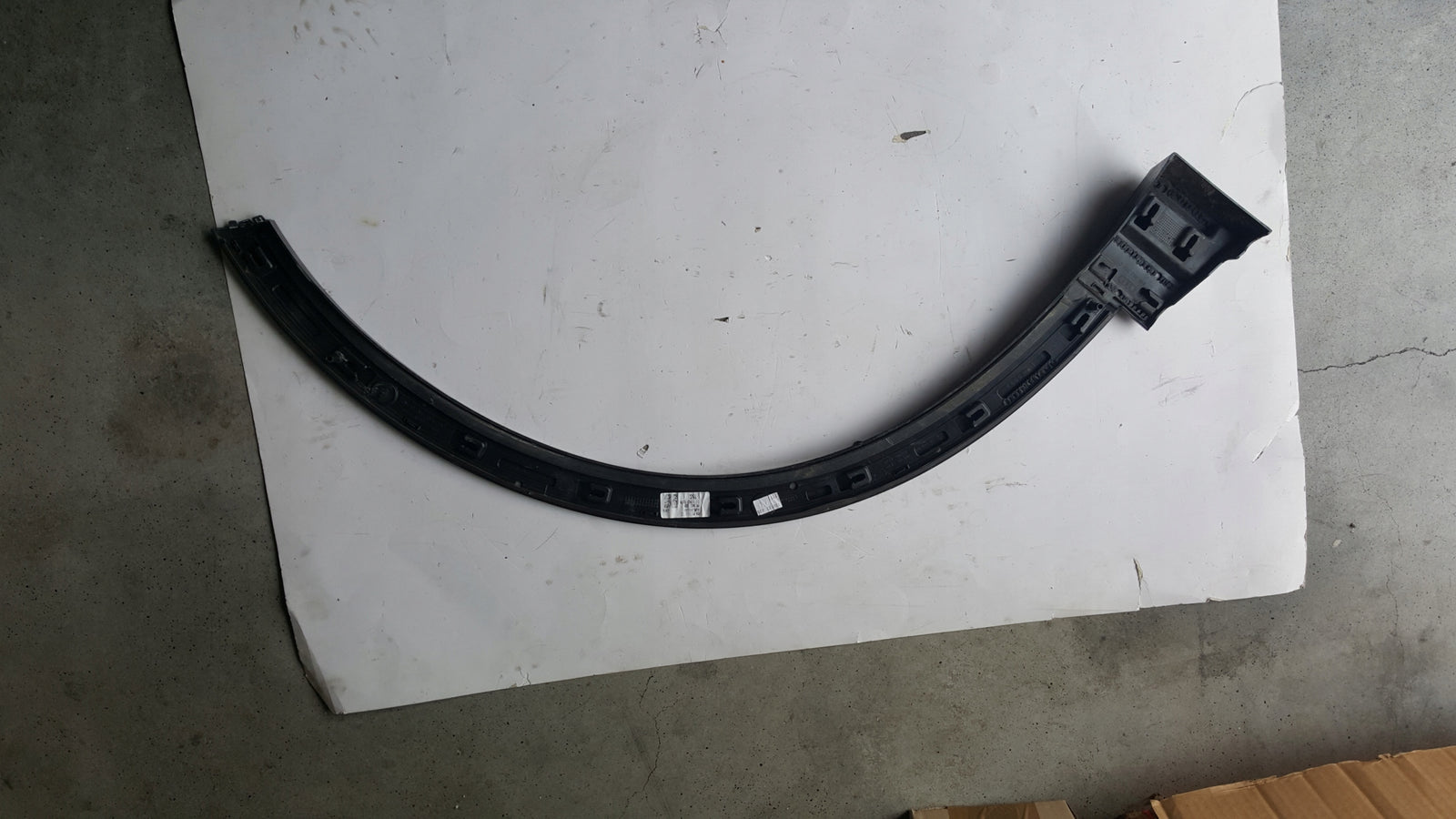 Listwa błotnika lewy przód AUDI Q4 E-TRON 89A853717C demontaż