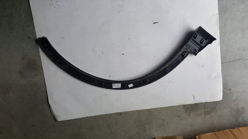 Listwa błotnika lewy przód AUDI Q4 E-TRON 89A853717C demontaż