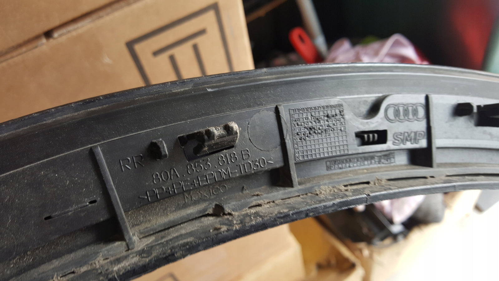 Listwa błotnika PR tył AUDI Q5 80A853818B demontaż