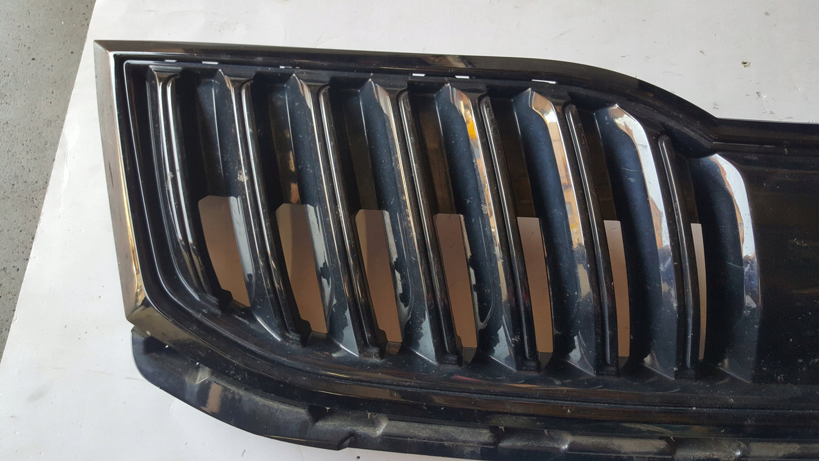 Skoda OE 5E0853653C atrapa grill Octavia III komplet z wspornikami