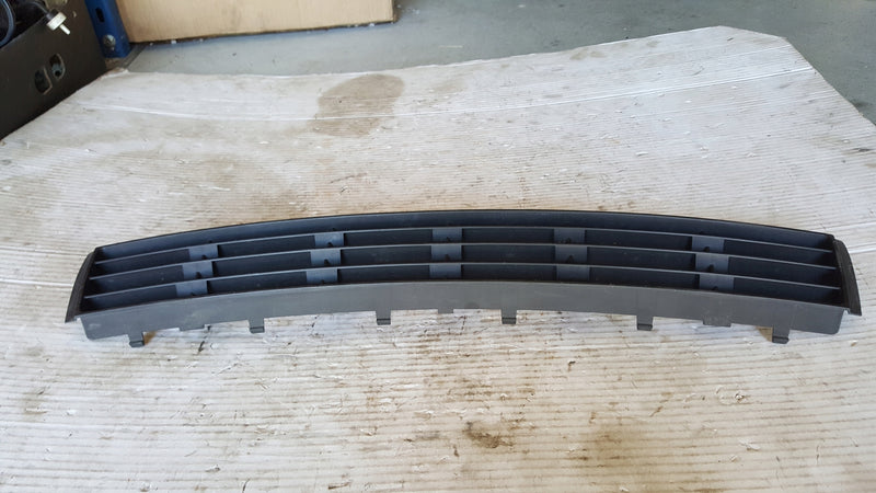 Środkowa kratka zderzaka przód AUDI A4 8D0807683AA